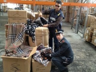 Contraffazione: oltre 316 mila accessori di pelletteria sequestrati a Genova