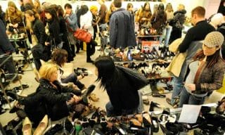 Retail britannico: il bambino traina la calzatura