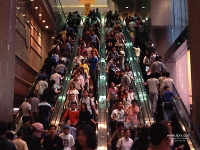 La truffa del negozio di scarpe con 140 commessi