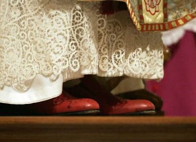 Ultimi giorni di pontificato per Benedetto XVI°. Scarpe marroni al posto di quelle rosse