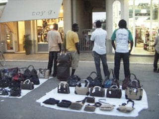 Pisa: scarpe e borse false sequestrate agli ambulanti