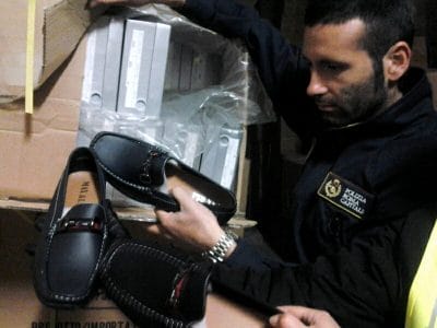 Scarpe e abiti contraffatti e tossici sulla Prenestina