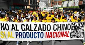 Colombia in piazza contro le scarpe cinesi