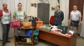 Contraffazione: 180.000 capi di pelletteria sequestrati a Viareggio