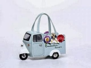 Ape Piaggio? No, borsa in pelle Braccialini