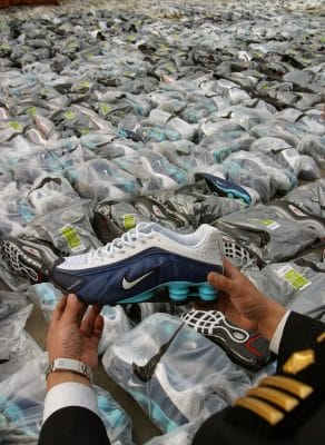 Vendeva scarpe false in un centro commerciale: denunciato negoziante piemontese