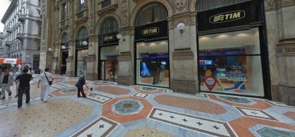 Milano, Armani batte Prada e Tod’s: suo lo store in Galleria