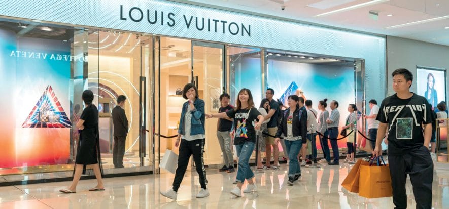 Il lusso alza i prezzi a Pechino: Vuitton +4%, CHANEL +12%