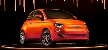 Per la prima Fiat 500 elettrica Bulgari e Armani scelgono la pelle
