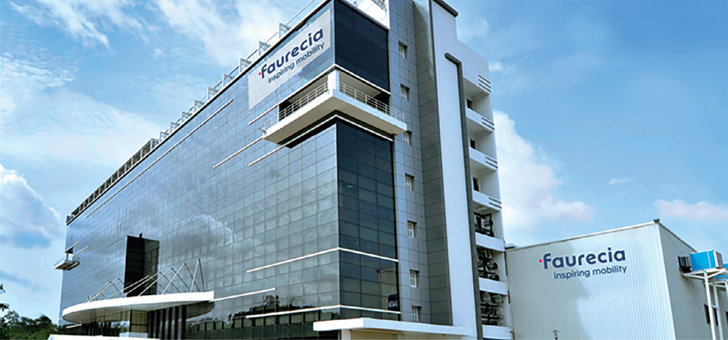 Faurecia reagisce a CRV: organizza il credito e riapre in Cina