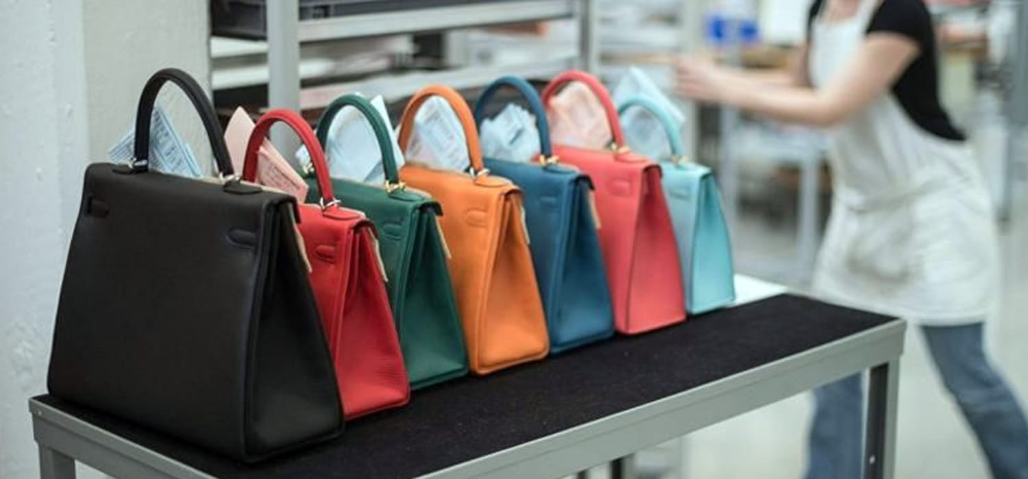 CRV, Hermès in Francia chiude, Prada in Italia a ritmo ridotto