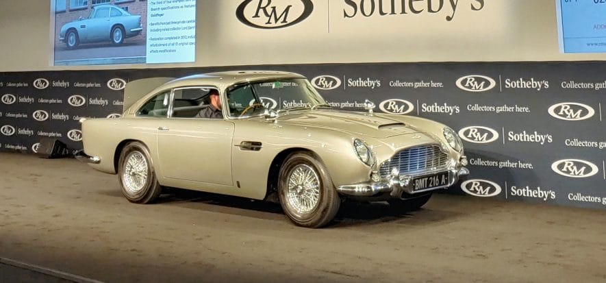 Aston Martin presenta la Bond DB5: la pelle è vera, le armi no