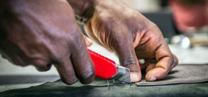 Cartiera ricicla i ritagli delle griffe e forma migranti al lavoro