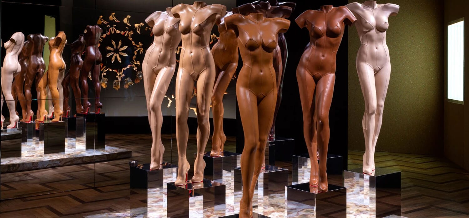 Parigi, in mostra i manichini in pelle che piacciono a Louboutin