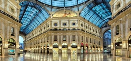Milano rimane il ring del lusso: la caccia alle vetrine continua