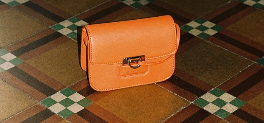 Ritorno alla pelle: la nuova Trussardi punta sugli accessori