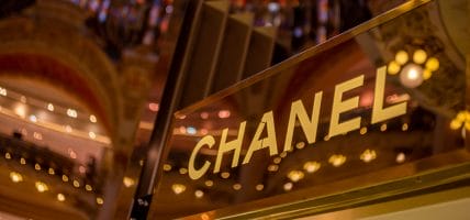 L’embargo di Chanel: non vende ai russi neanche fuori dalla Russia