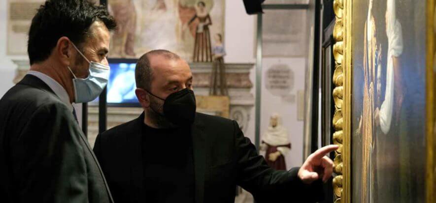 Quando nel dicembre 2019 a Solofra è nata la Fondazione De Chiara De Maio, con l’intento di promuovere attività culturali sul territorio e con respiro internazionale, nessuno poteva sapere cosa sarebbe successo di lì a poco. Che, cioè, il Coronavirus avrebbe bloccato a lungo la possibilità di organizzare e tenere eventi pubblici. Per questo per la Fondazione solofrana l’anno sociale 2021/22 è stato il primo di piena operatività. E per questo ora il presidente e fondatore Diodato De Maio (nella foto) si dice pronto ad alzare il livello: degli eventi da patrocinare, delle relazioni, dei progetti. “Quest’anno abbiamo fatto un interessante campagna di visibilità – racconta –. Dopo l’appuntamento alla Cappella Pontano di Napoli, esporre al Museo Campano di Capua ci ha offerto grandi opportunità”. Alzare il livello La Fondazione ha dalla sua nascita lo sguardo proiettato sui grandi orizzonti (“Vogliamo portare la nostra collezione in giro dalla Sicilia a Milano”). Ma conserva anche un fisiologico e rivendicato collegamento con Solofra: “Abbiamo allestito eventi tra la nostra città e Avellino proprio per radicarci sul nostro territorio”. Da Solofra passa anche uno dei principali progetti in cantiere: “Qui negli anni ’40 c’era un campo d’internamento per dissidenti antifasciste – spiega De Maio –. In collaborazione con la Fondazione Giorgio Perlasca, eroe civile che salvò 5.000 ebrei dalla deportazione nazista, abbiamo realizzato il cortometraggio Quando Da Bambino Consegnavo il Pane. Lo abbiamo già presentato il 7 giugno presso la sala consiliare del Comune. In autunno organizzeremo una proiezione pubblica in occasione dell’installazione della statua che doniamo alla comunità”. Partnership Una delle mission della Fondazione è strutturare le relazioni. “Collaboriamo con istituzioni, associazioni, realtà importanti come il Conservatorio Cimarosa di Avellino, il quarto d’Italia – ricorda il presidente e fondatore –. Ci vogliamo concentrare ancora sulla rete e sulle partnership, perché abbiamo bisogno di chi voglia unire le forze per sostenere iniziative culturali, che sono onerose”.