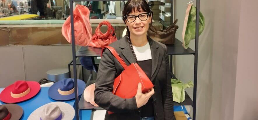 La proposta sostenibile di Regenesi si staglia nel marasma del greenwashing. Maria Silvia Pazzi ha fondato il marchio nel 2008 con lo scopo di trasformare le materie prime inutilizzate in oggetti di design e accessori moda. Da realizzare, a proposito di qualità, con la manifattura made in Italy. Lo sviluppo dell'azienda, che ha il quartier generale a Ravenna, deve molto alla pelle: dalla collezione File bag del 2016 alla collaborazione con Dainese avviata nello stesso anno. Abbiamo incontrato Maria Silvia Pazzi (nella foto) per saperne di più. La proposta sostenibile di Regenesi Come valuta il mondo della sostenibilità oggi? È evidente che c'è molta più sensibilità rispetto al 2008. Allora predicavamo nel deserto. Ora invece c'è grande attenzione su questi temi. È in atto un cambiamento che, però, va aiutato. C'è molta strada da fare così come c'è ancora molta fuffa. Paradossalmente però oggi per voi è più difficile comunicare... È vero che, nel marasma del greenwashing, è difficile comunicare per chi come noi fa vera sostenibilità. Però devo dire che dal 2008 ci siamo guadagnati una certa reputazione. Inoltre, oggi posso usare dei termini che fino a 2-3 anni fa non potevo utilizzare perché non sarei stata compresa. E chi è Regenesi oggi? Sta facendo la sua strada, nel suo piccolo. Sta curando anche la sostenibilità sociale. Ne è un esempio l'iniziativa Re-flag a sostegno delle donne iraniane. Ma come sta andando l'azienda? Siamo contenti di tutte le nostre aree di business. Della distribuzione dei prodotti, che possono essere acquistati online e nei temporary shop che aprono in tutta Europa. E delle altre aree, che sono co-branding, consulenza e collaborazioni. Le richieste non mancano e noi le valutiamo con attenzione. Per crescere ricorrerete alla finanza? Stiamo valutando. Potrebbe essere un booster anche per la start up Regenesi Tech che, mediante una tecnica brevettata, recupera rifiuti tessili ricavandone una materia prima seconda. Dove effettua la produzione Regenesi? È affidata a laboratori esterni che lavorano secondo i nostri criteri. Tutto made in Italy. Facciamo una grande ricerca e li selezioniamo accuratamente. In tutto questo qual è il ruolo della pelle? Ha un ruolo storicamente importante per noi. Fin dal 2016, quando abbiamo lanciato su Kickstarter la campagna crowdfunding File bag con borse realizzate con gli scarti di pelle conciata al vegetale. Poi colorati con farina di castagne. Ma anche attualmente gli articoli continuativi sono in pelle di scarto. Quindi per voi è un materiale sostenibile... In linea di massima trasforma e valorizza un rifiuto. Tutto deve avere un equilibrio però. Ma certo non posso sentire che un materiale sostenibile è la pelle vegana (dicitura proibita dal Decreto Pelle, ndr), che è PVC, quindi plastica. Quali sono le vostre prospettive? Il nostro obiettivo è pulire il mondo. (mv)