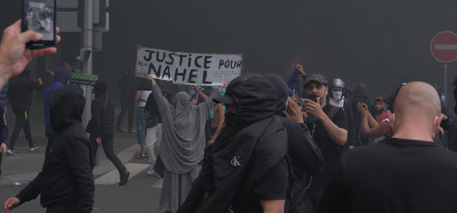 Numeri eccellenti? I manifestanti assaltano la sede LVMH di Parigi -  LaConceria