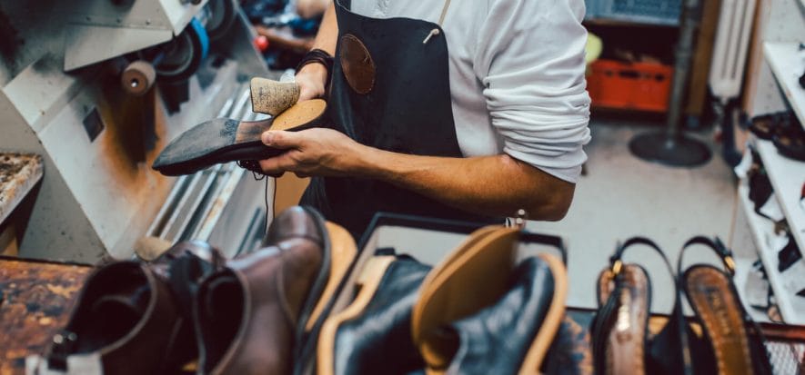 France, a bonus for those who repair shoes (instead of throwing them away)
