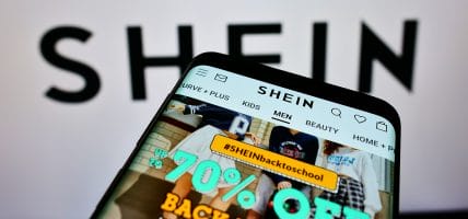 Copia i modelli, vessa i fornitori: tutte le accuse contro Shein