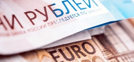 Il rublo crolla e sfonda quota 100 per 1 euro: le ripercussioni