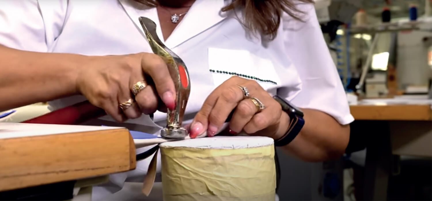 mostrarsi per assumere