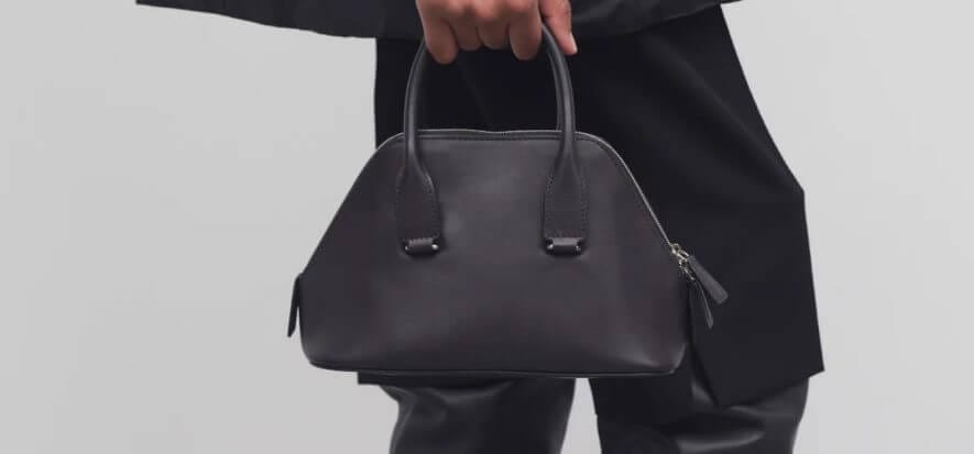 The Row piace talmente tanto che Chanel e L’Oréal ci investono