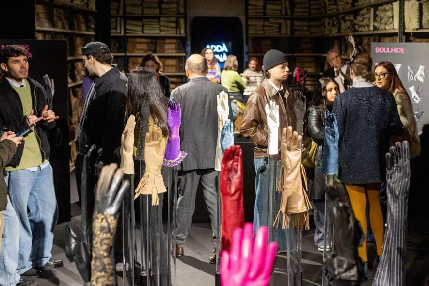 Beauty and futurity: the glove exhibition in Naples 