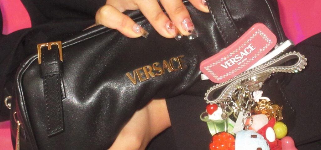 Versace is not tempting Prada (nor others), writes the CorrSera