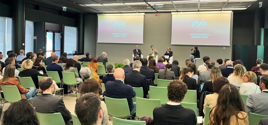 Physis Annual Summit, l’accessorio metallico “alza la voce”