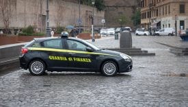 Maxi sequestri di scarpe e suole contraffatte tra Puglia e Marche