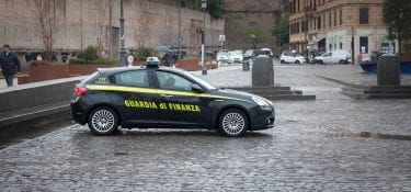 Maxi sequestri di scarpe e suole contraffatte tra Puglia e Marche