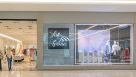 From the CEO's departure to unpaid debts: Saks heading for bankruptcy Bad news for Saks: failure to pay back interest, the departure of the CEO, and the increasingly likely prospect of filing for Chapter 11 (the main bankruptcy law in the United States) have turned the former luxury giant into a textbook case. A structural crisis, aggravated by debt of nearly $5 billion and compromised profitability. Observers are openly saying that Saks is heading for bankruptcy. In the meantime, the group is trying to buy time: a $1 billion loan is reportedly on the table, which is essential to ensure business continuity, but investor confidence is at an all-time low and suppliers have been turning off the taps for months. Saks heading for bankruptcy The crisis facing the American holding company is nothing new: the acquisition of Neiman Marcus in 2024, celebrated as the birth of a new luxury retail giant, had already weakened a creaking financial structure, as total debt exceeded $4.7 billion, while operating costs skyrocketed. The latest quarterly results paint a clear picture: revenue down 11%, margins eroded by misaligned inventories, and a net loss rising to $288 million. In addition, Saks failed to meet the terms of payment of $100 million in interest to creditors (source: Pambianco). And internal restructuring continues to develop, as three days ago, CEO Marc Metrick announced his resignation. A lifeline? The other critical issue concerns the relationship with suppliers. In February, Saks extended payment terms from 60 to 90 days, promising installment plans for arrears. However, this move further undermined confidence in the supply chain, leading to delivery delays and repercussions on sales. In an attempt to generate liquidity, the group sold real estate assets and considered selling 49% of Bergdorf Goodman. At the same time, it sought new commercial avenues, from Amazon to a joint venture with Authentic Brands Group. The only lifeline now remains new financing: according to the Wall Street Journal, this would be $1 billion, which would include $750 million in new liquidity and the transformation of part of the existing debt. This is an extreme solution that would allow Saks to operate during the bankruptcy proceedings, provided that creditors agree to continue supporting it. Photo from Shutterstock